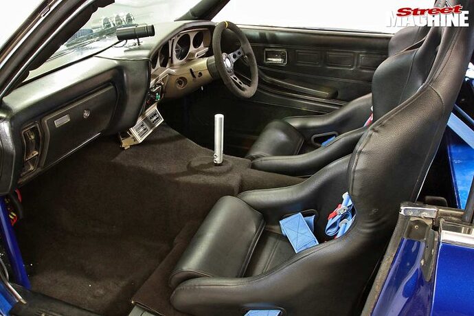 mazda-rx-4-interior-768x512
